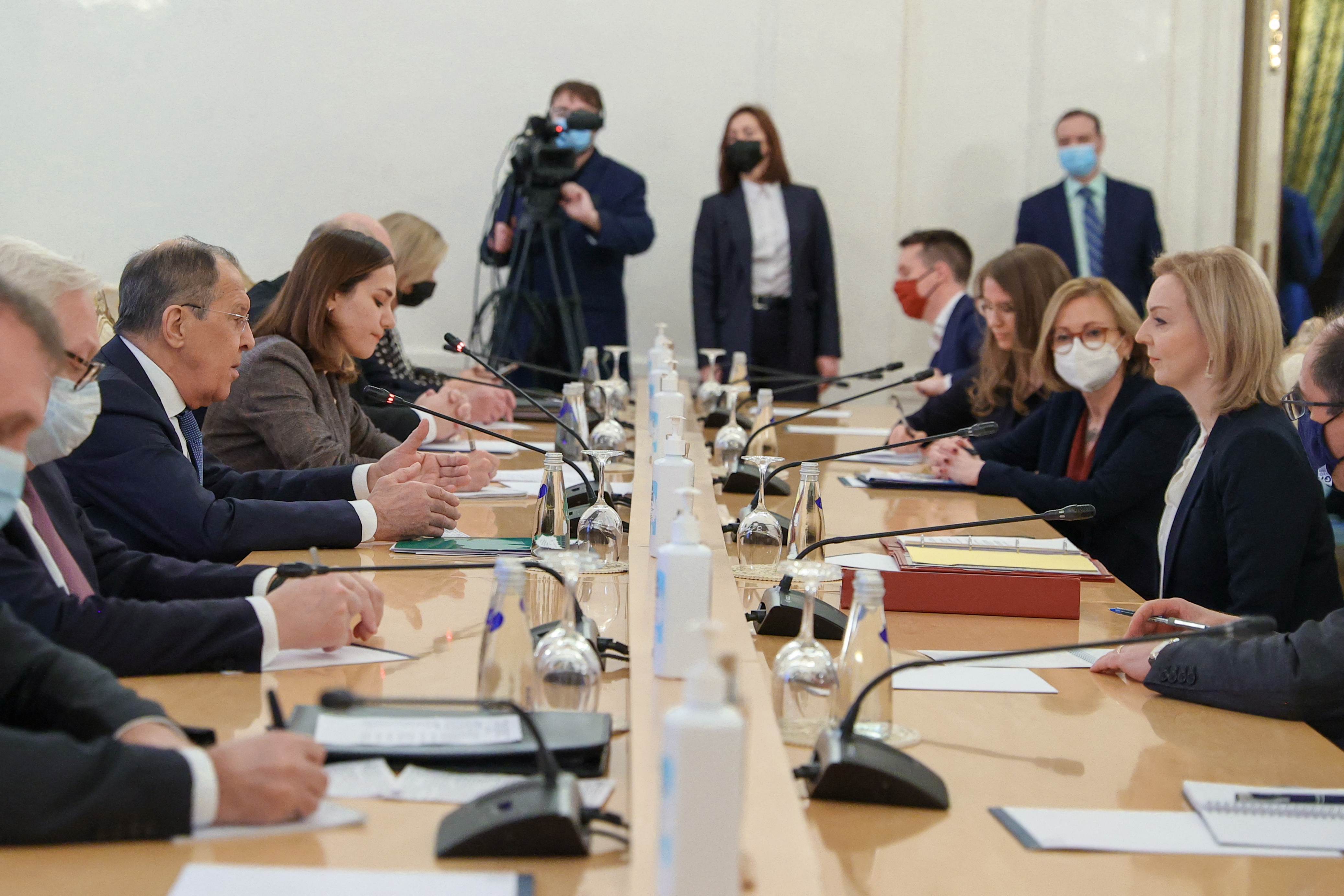 세르게이 라브로프 러시아 외무장관이 모스크바에서 리즈 트러스 영국 외무장관과 회담을 하고 있다.