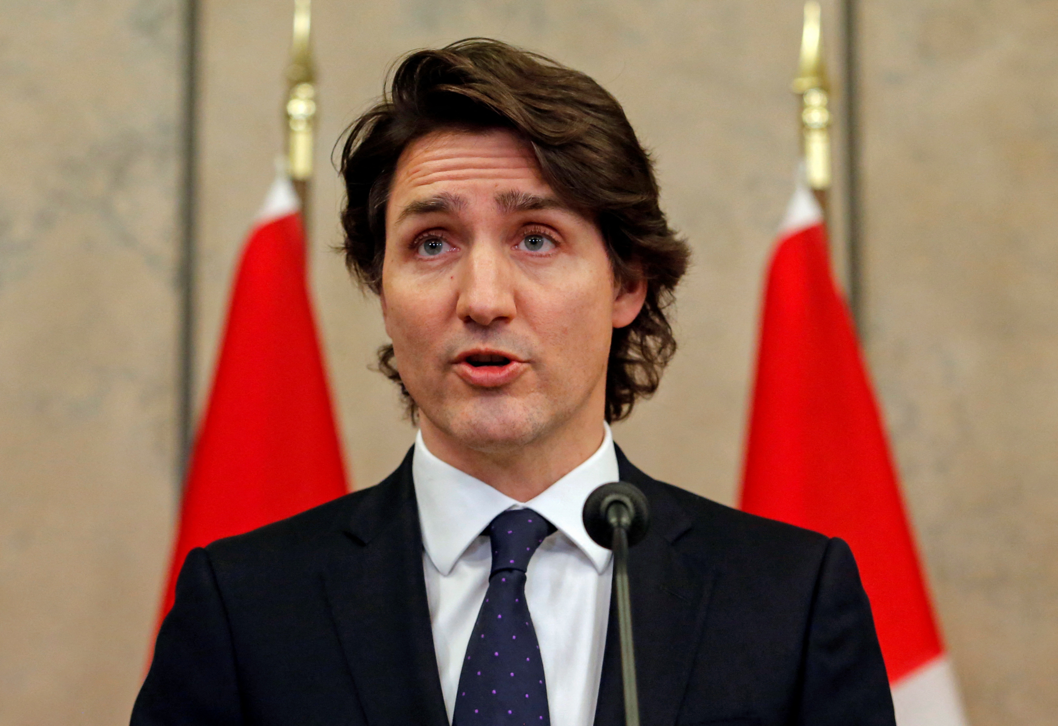 Il premier canadese Justin Trudeau parla su un podio