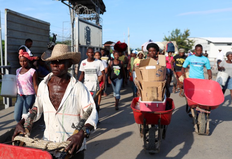 Haitians crossing border into the Dominican Republic