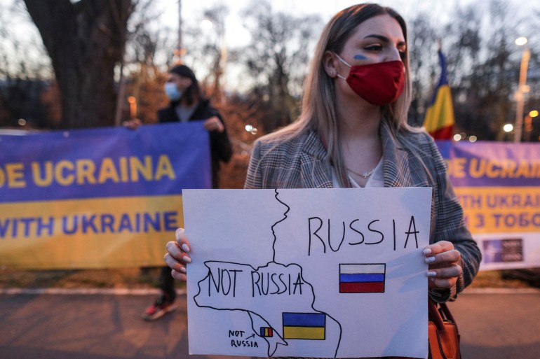 Un manifestante sostiene un dibujo del este de Ucrania y los territorios de Moldavia.