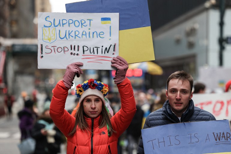 Personas que protestan contra la invasión rusa de Ucrania