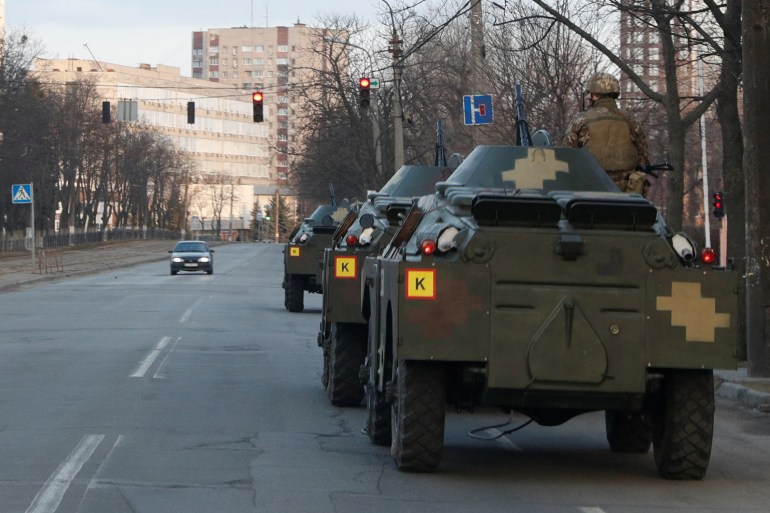 Un militar ucraniano se ve encima de un vehículo blindado de transporte de personal en Kiev.