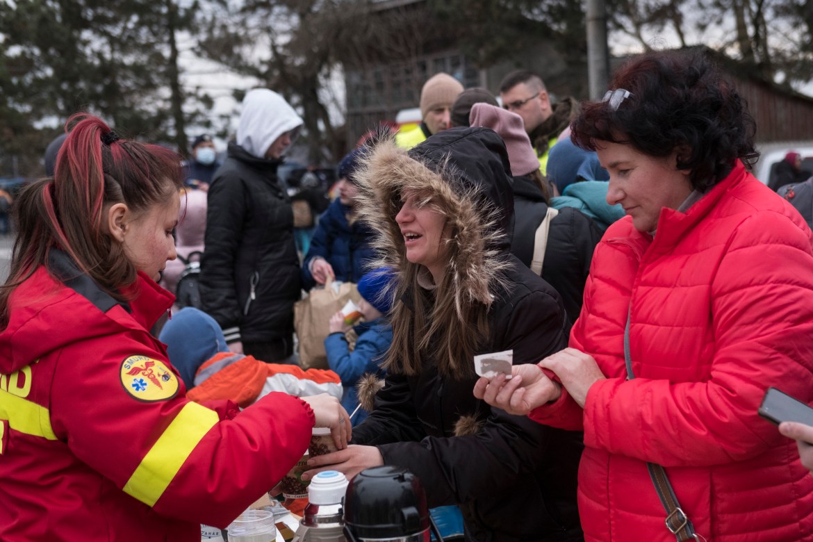 Iustina Chiorescu, 18 years old, volunteers for distributing warm beverages for newly arrived refugees. “When people first arrive you can see the worry in their eyes, so I am glad I can bring a bit of relief. When I give them a warm coffee or tea sometimes I see the look on their face changing”, said Iustina, who is participating for the first time in a humanitarian relief action.