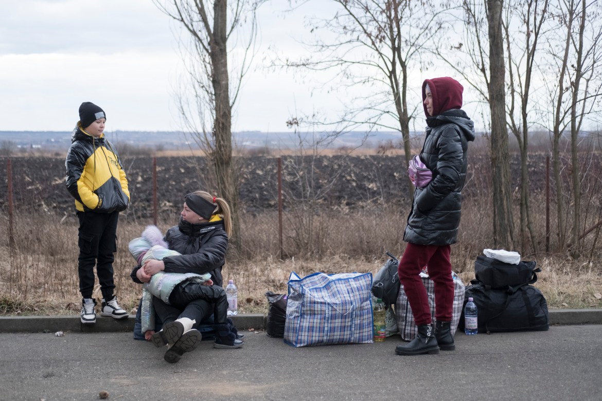 Diana and her two children reached the Romanian border at Siret after a six hours journey from Cernauti, their home town. “Now we are waiting for my mother's papers to be completed so she can join us. She doesn't have a biometric passport, so the officers at the border are preparing the documents for her now”, Diana said.