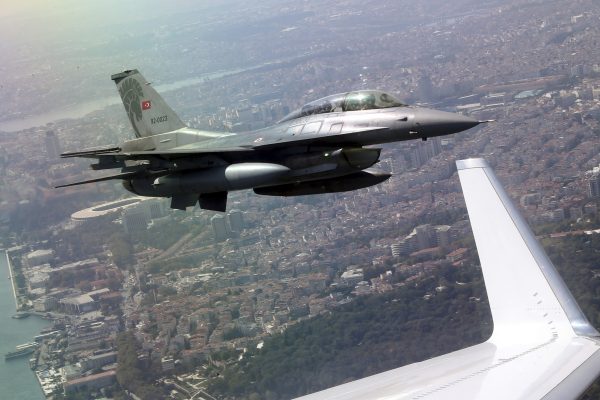 Турските военни са извършили въздушни нападения срещу кюрдски бойци в