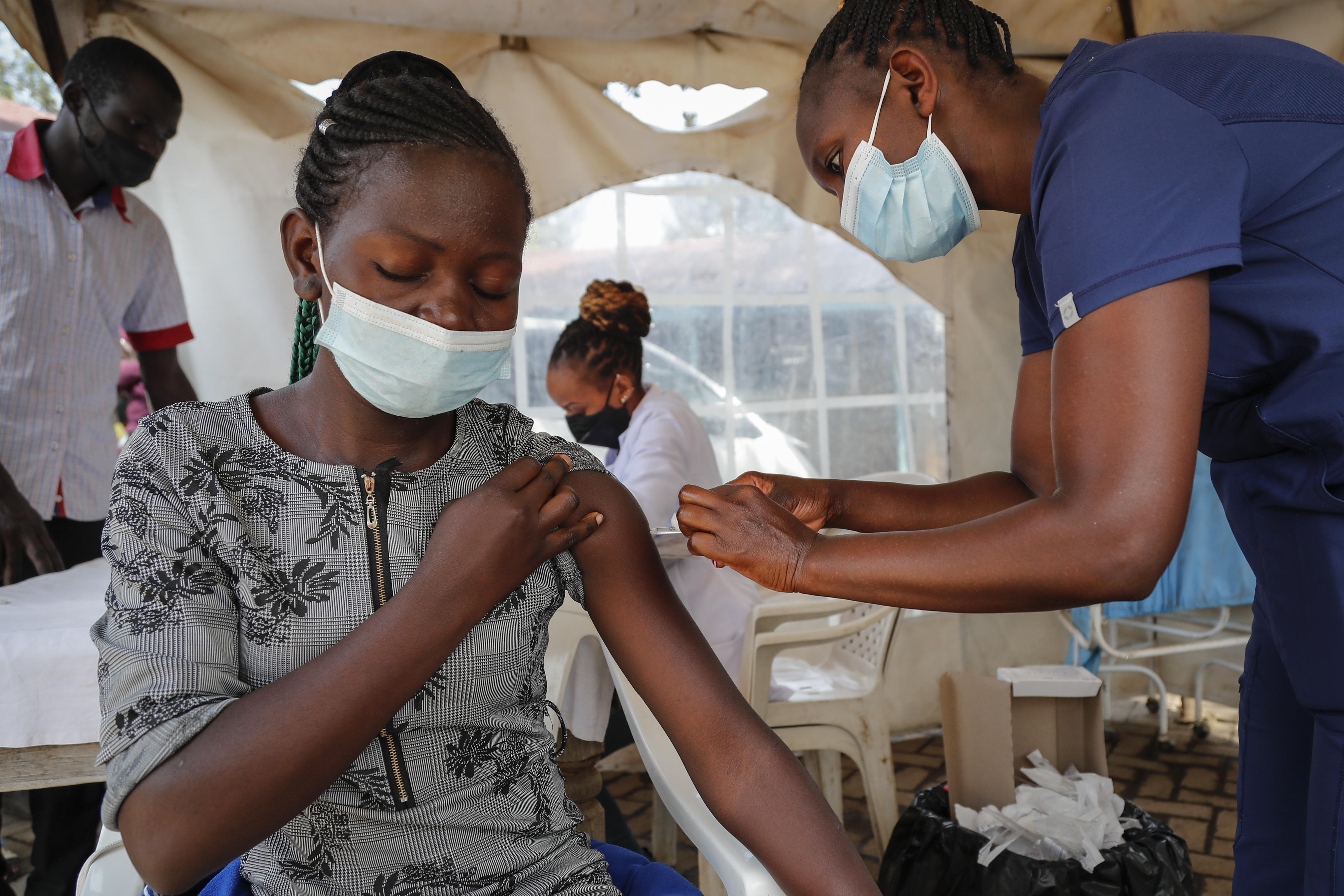 Un'infermiera somministra una vaccinazione AstraZeneca contro il COVID-19, presso un centro sanitario distrettuale
