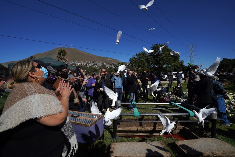 Öldürülen gazeteci Lourdes Maldonado'nun yeğeni Renee Maldonado bağırıyor "özgür teyze uç," Meksika'nın Tijuana kentindeki Monte de los Olivos mezarlığındaki cenazesi sırasında güvercinler serbest bırakılırken