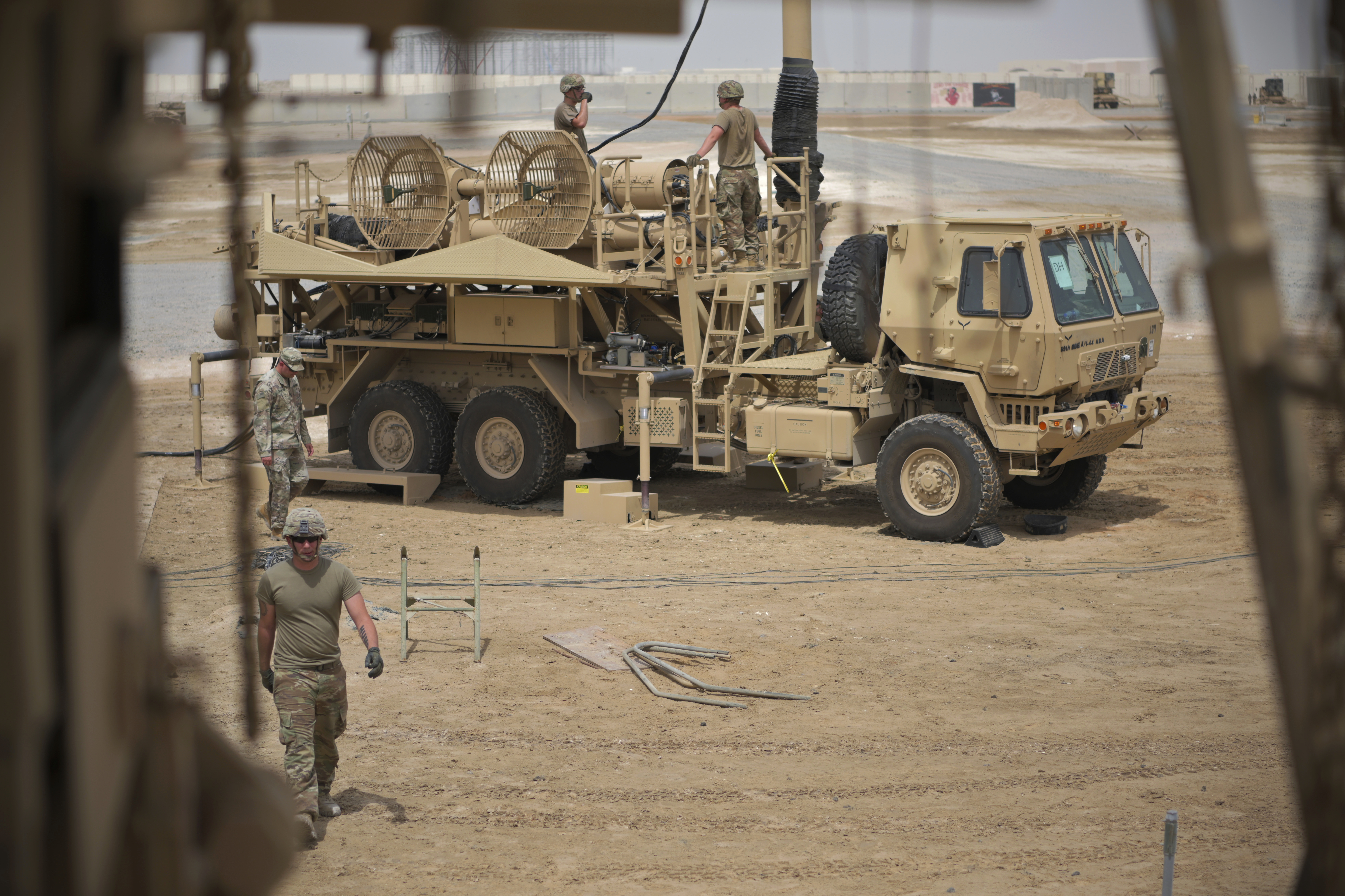 Le truppe dell'esercito americano lavorano vicino a una batteria missilistica Patriot presso la base aerea di Al-Dhafra ad Abu Dhabi, negli Emirati Arabi Uniti.