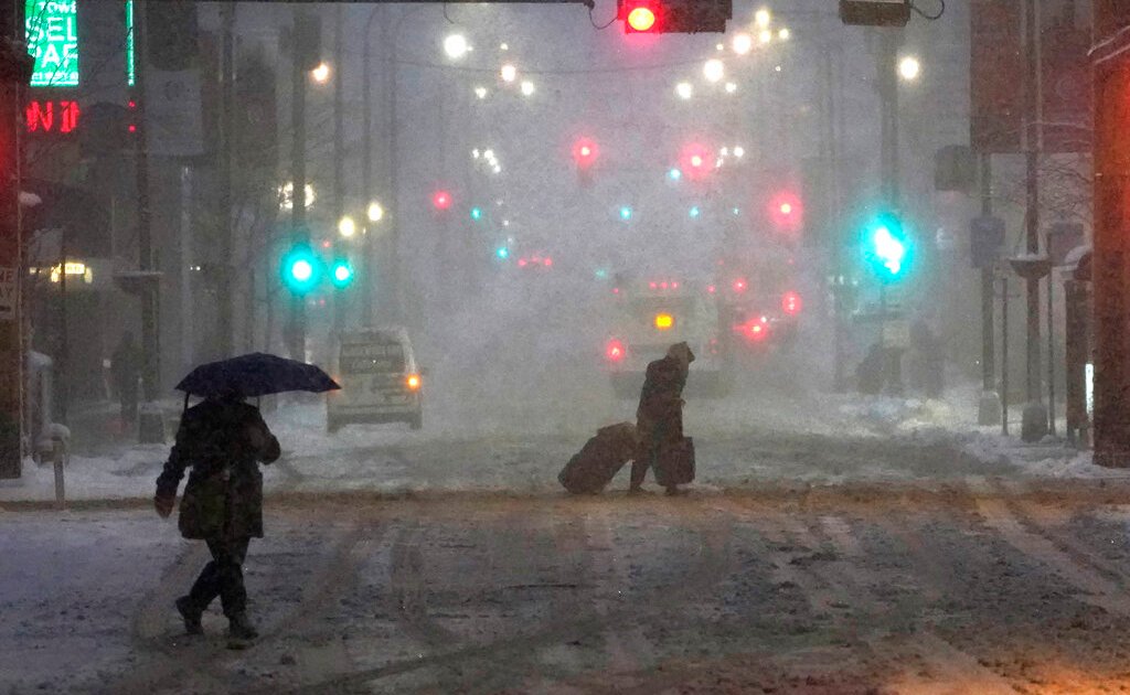 Winter storm delivers heavy snow and ice to central United States