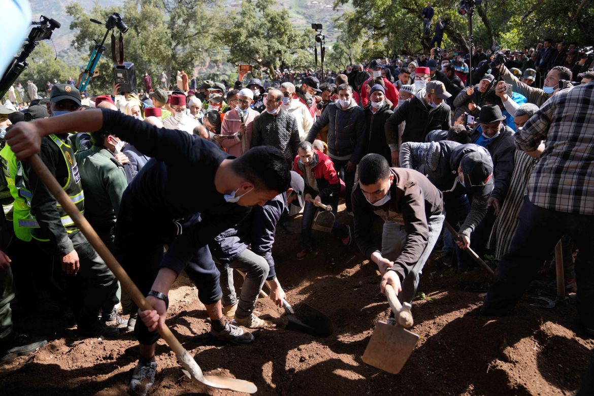 Moroccans bury 5-year-old boy Rayan, who died in deep well