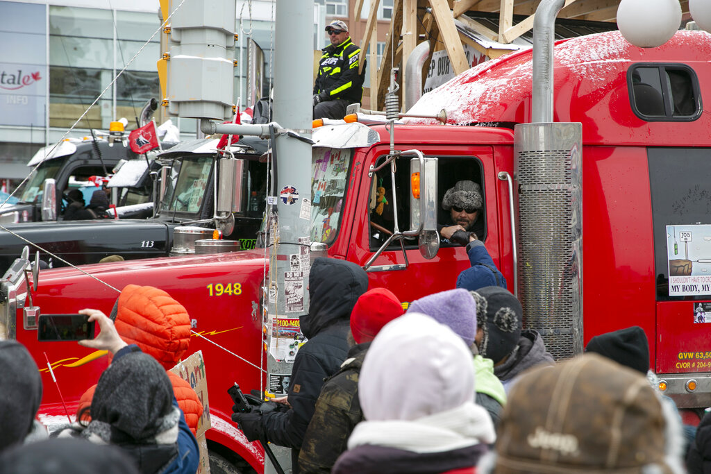 Una folla si trova accanto a un camion a Ottawa