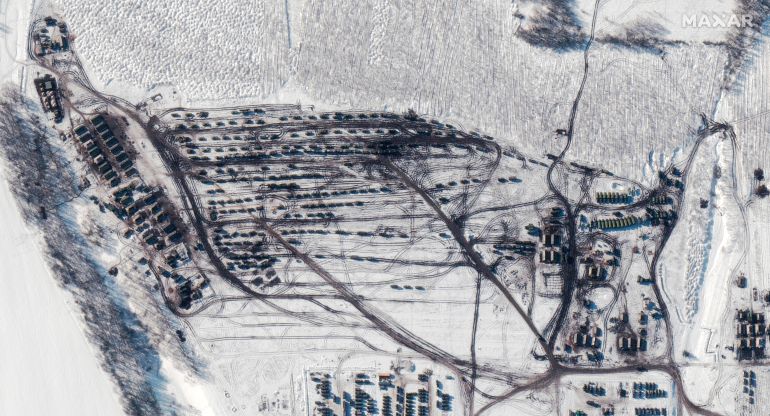 Neste domingo, 13 de fevereiro de 2022, a imagem de satélite fornecida pela Maxar Technologies mostra uma visão mais próxima do grupo de batalha em formação em Soloti, na Rússia, a leste da fronteira com a Ucrânia.  (Imagem de satélite ©2022 Maxar Technologies via AP)