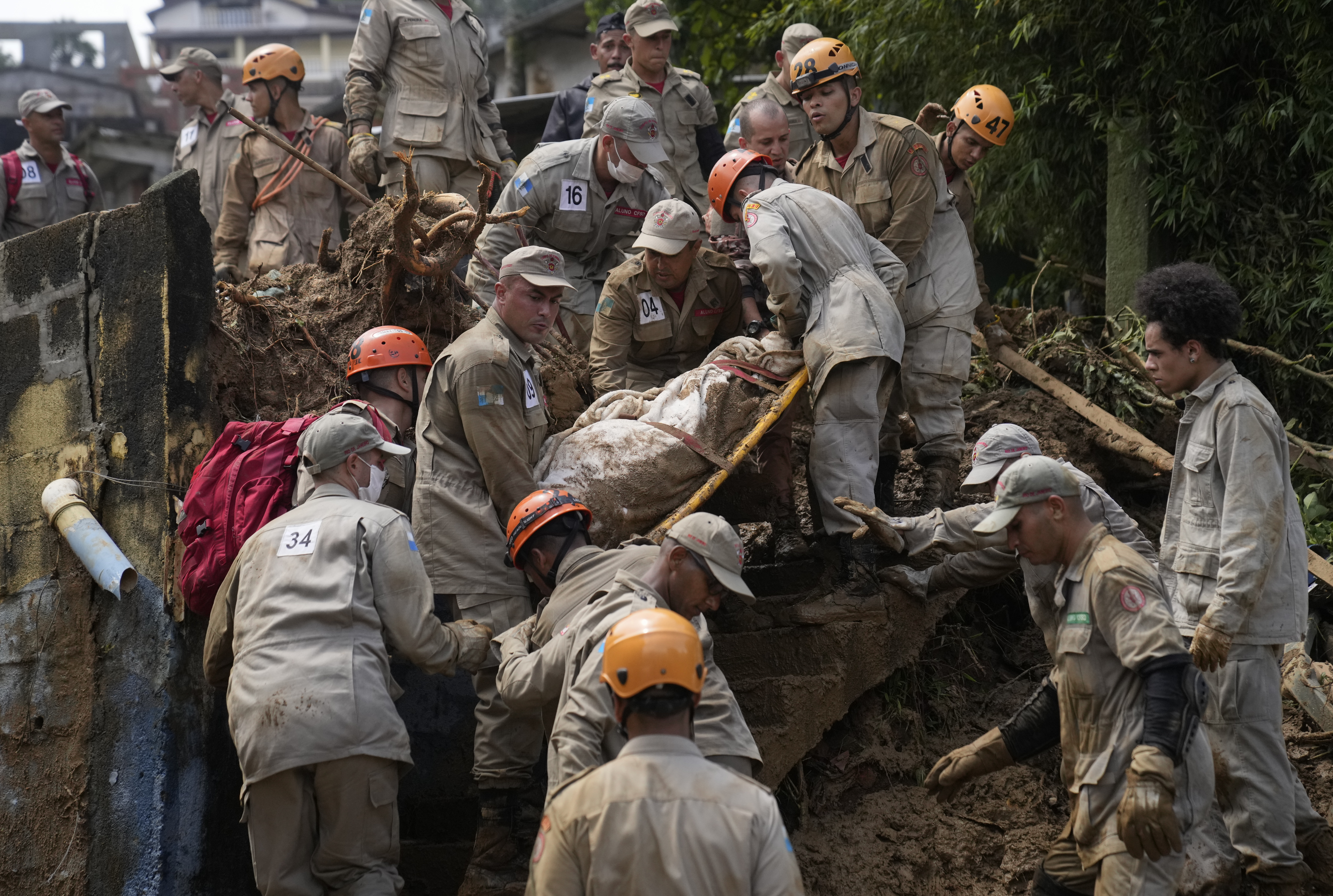 I soccorritori recuperano il corpo di una vittima di una colata di fango a Petropolis