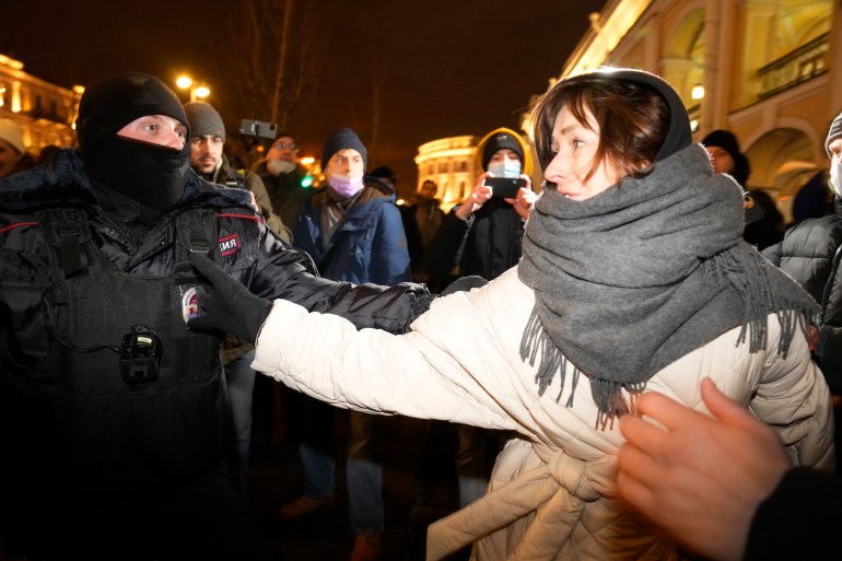 Un policía arresta a una mujer durante un mitin en San Petersburgo, Rusia, el jueves 24 de febrero de 2022, luego del ataque ruso a Ucrania.  Cientos de personas se reunieron en el centro de Moscú el jueves para protestar contra el ataque de Rusia a Ucrania y muchos manifestantes fueron arrestados.  Protestas similares tuvieron lugar en otras ciudades rusas, donde también fueron arrestados activistas.