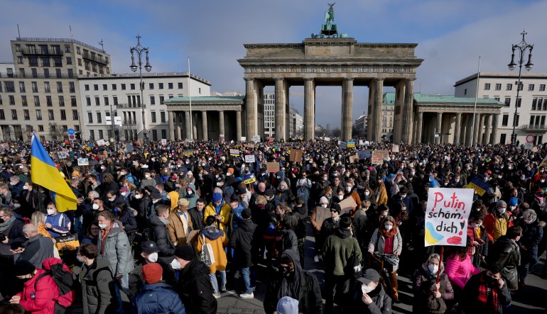 Unas 100.000 personas asisten a una manifestación de protesta pro-Ucrania en Berlín, Alemania.