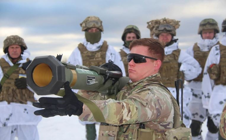 A US instructor trains Ukrainian soldier