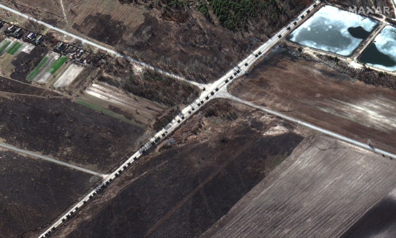 Una imagen de satélite Maxar que parece mostrar un convoy ruso al norte de Kiev