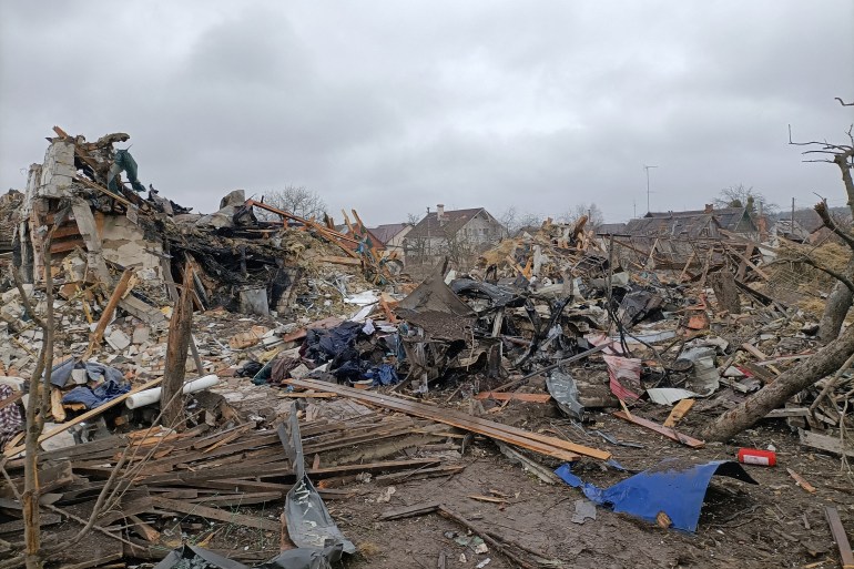 Esta foto muestra escombros en Zhytomyr el 2 de marzo de 2022, luego de un bombardeo ruso el día anterior.  - El bombardeo dejó al menos 3 muertos y cerca de 20 heridos según pobladores y autoridades locales, destruyó un mercado local y al menos 10 viviendas el 01 de marzo de 2022