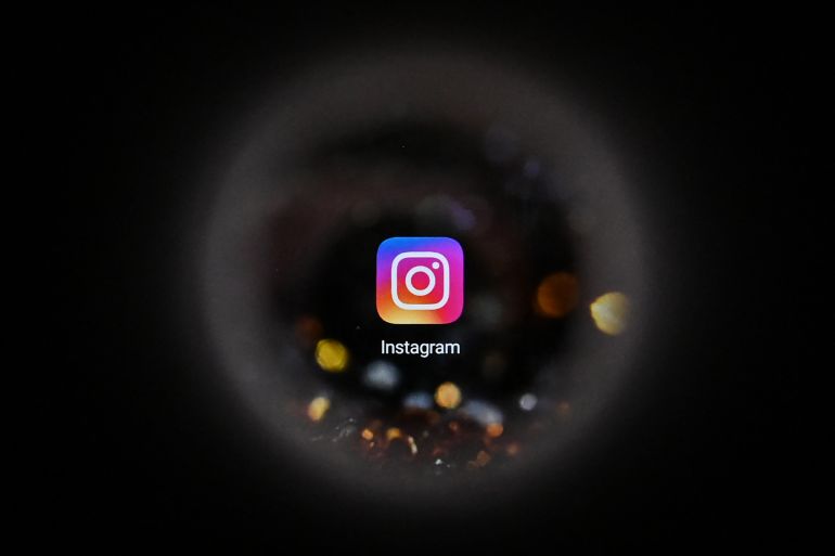 Logo Instagram sullo schermo di uno smartphone.