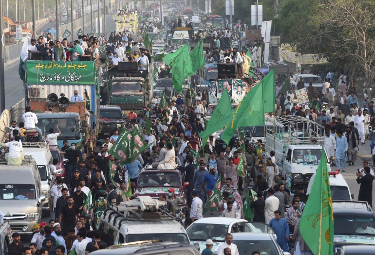 Activists from the opposition party Pakistan Muslim League-Nawaz (PML-N) take part in anti-government march towards Islamabad from Lahore