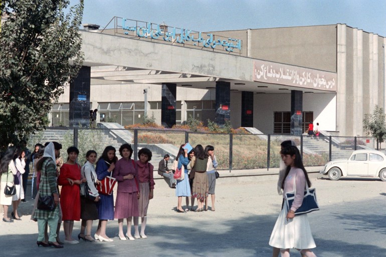 Western-dressed female students wait in front of Kabul University on October 17, 1986, during the Soviet-Afghan war. (Photo by Daniel JANIN / AFP)