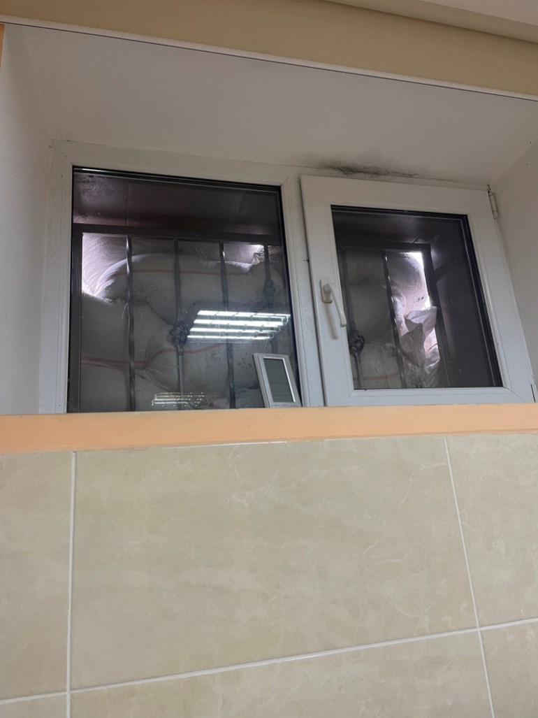 Sacos de arena detrás de las ventanas del sótano del hospital 