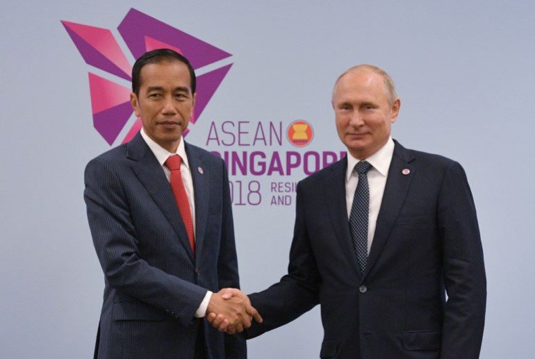 Indonesian president Joko Widodo meets Russian President Vladimir Putin at the ASEAN Summit in 2018