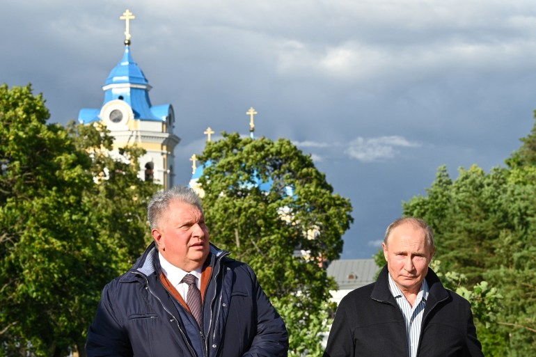 Russian President Vladimir Putin and Chief Executive of oil producer Rosneft Igor Sechin