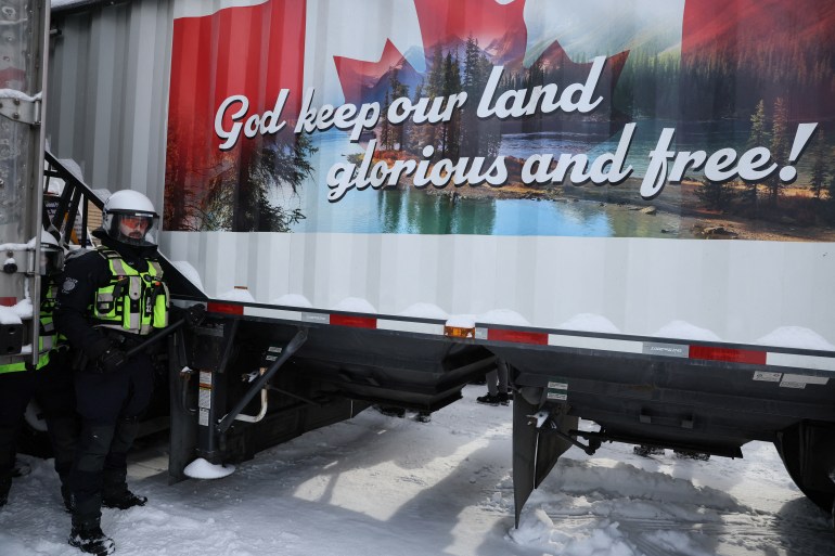 Ottawa, Kanada'da bir polis memuru bir kamyonun yanında duruyor