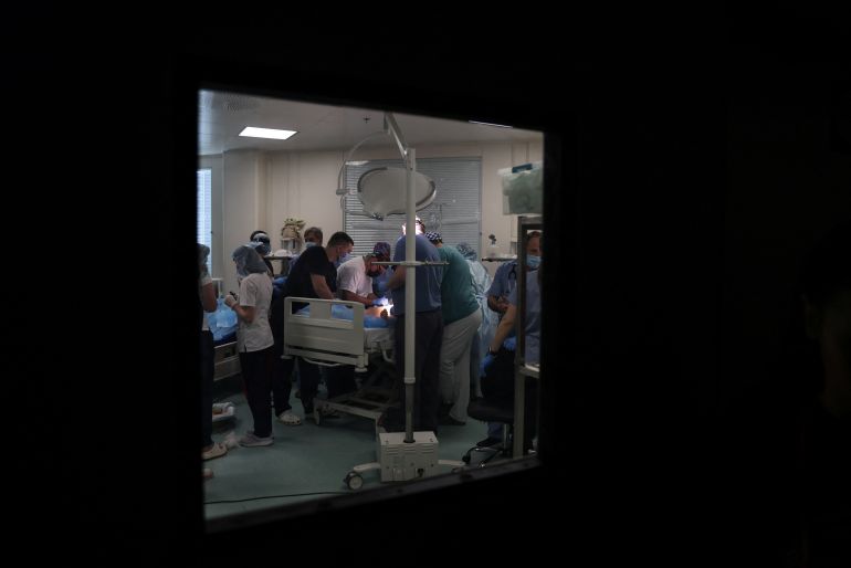Cirujanos ucranianos operan a un niño en Kiev
