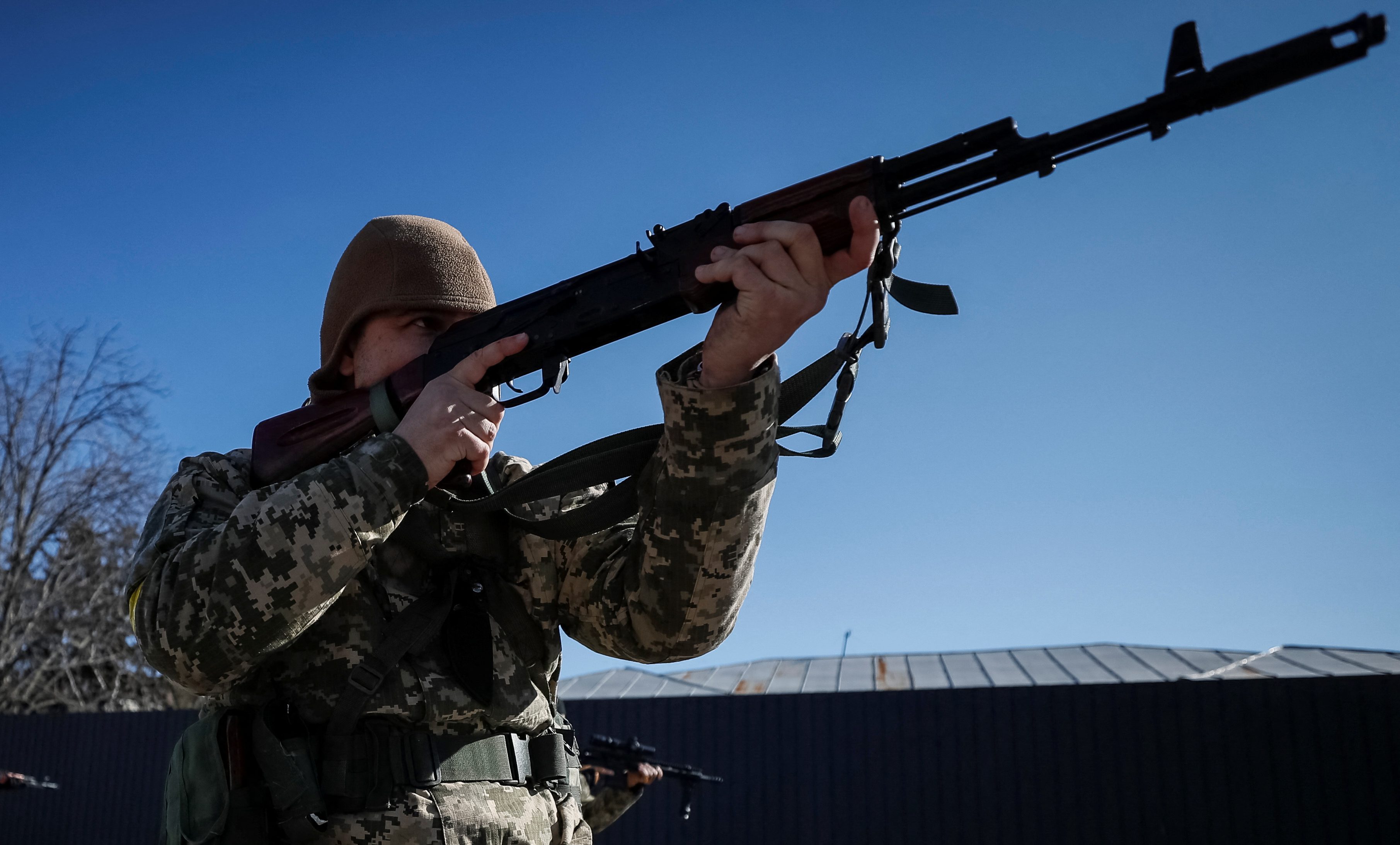 I nuovi membri delle forze di difesa territoriale ucraine si addestrano con armi appena ricevute