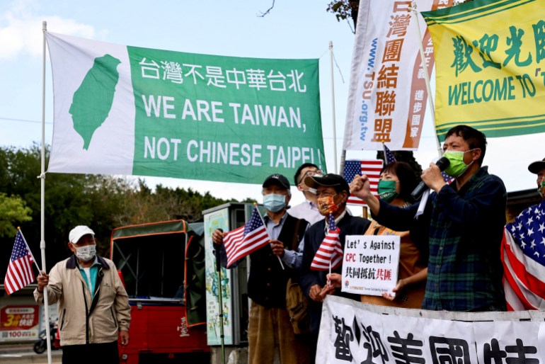 People in Taiwan welcoming US delegation