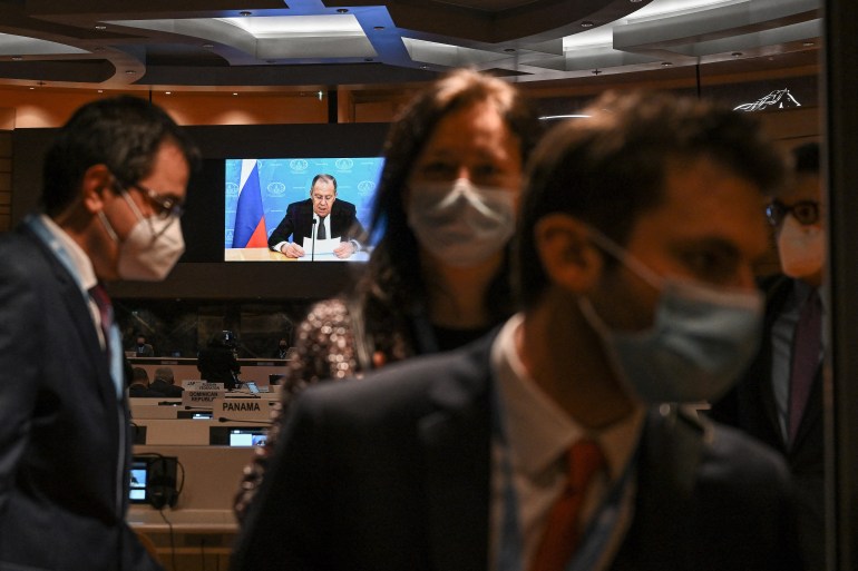 Embajadores y diplomáticos salen durante un discurso virtual del canciller ruso Sergei Lavrov ante el Consejo de Derechos Humanos de la ONU