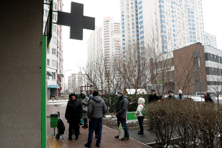 La gente hace fila frente a una farmacia en Kiev