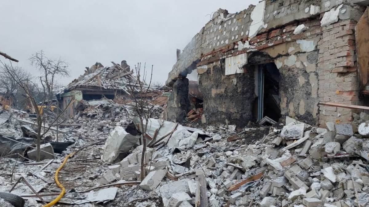 Навести украина. Разрушенное здание. Разрушенный дом. Здание после бомбежки Украина. Разрушение домов в Украине.