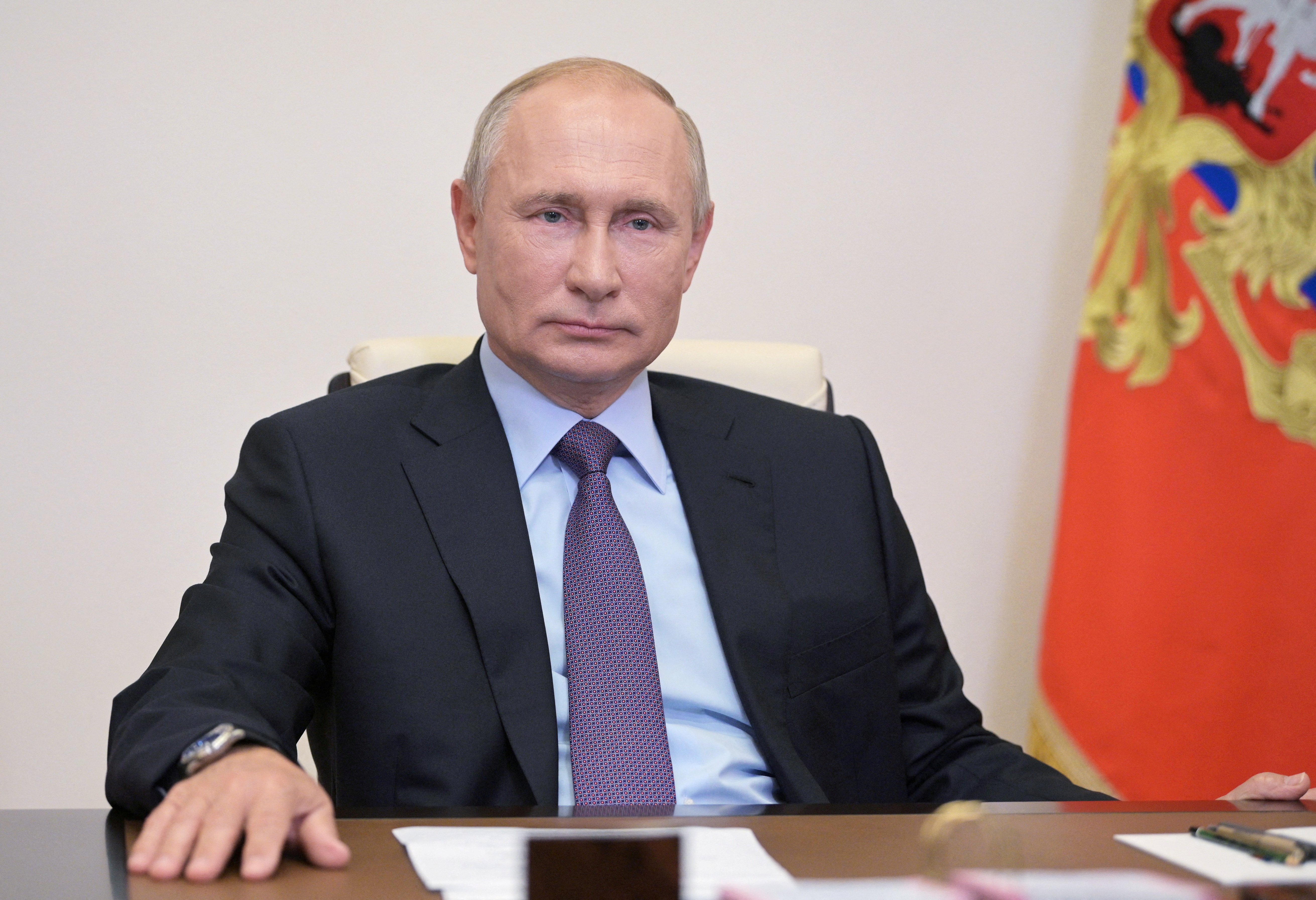 Il presidente russo Vladimir Putin è visto seduto a un tavolo