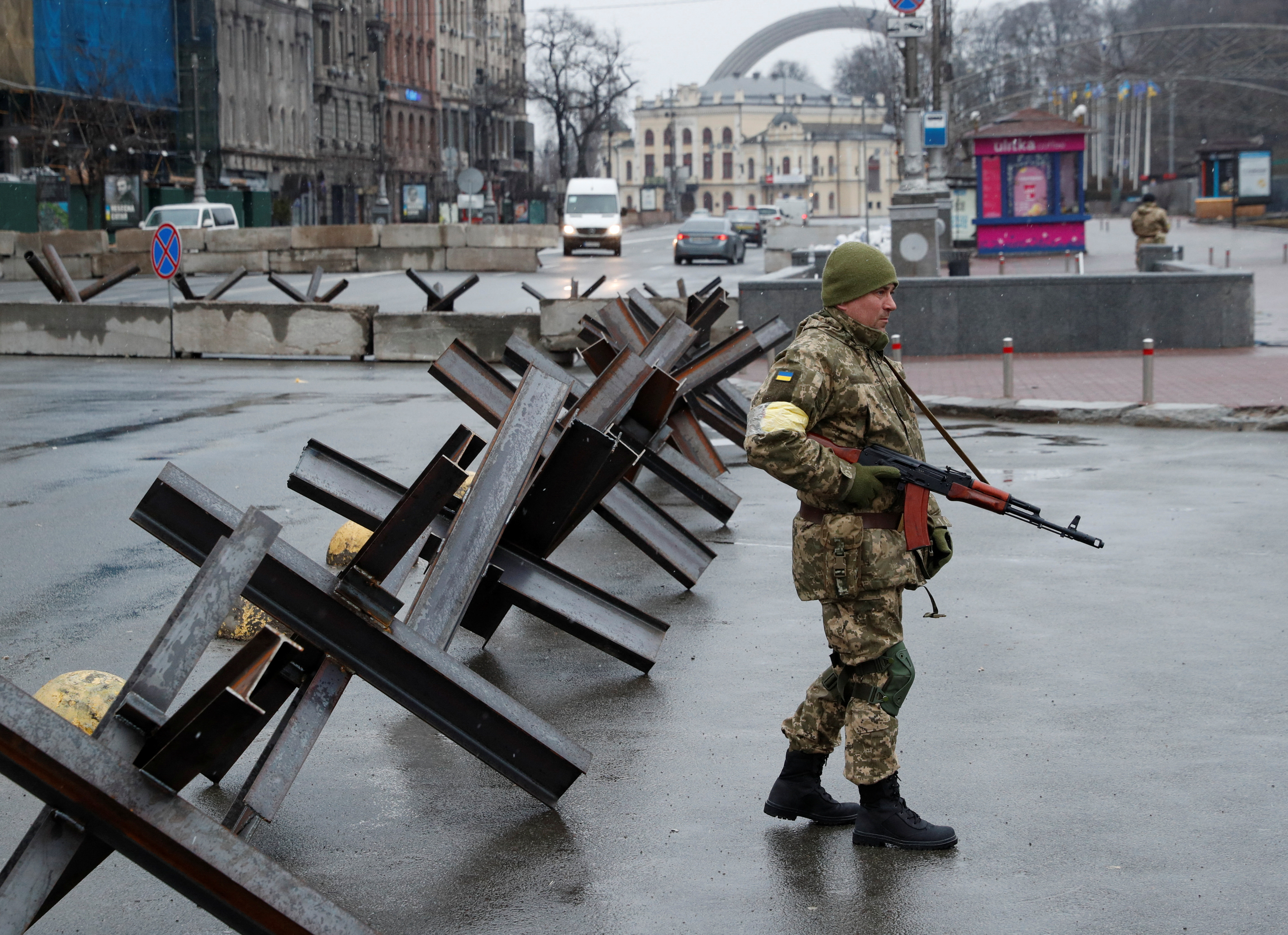 Un membro della forza di difesa territoriale fa la guardia a un posto di blocco a Kiev