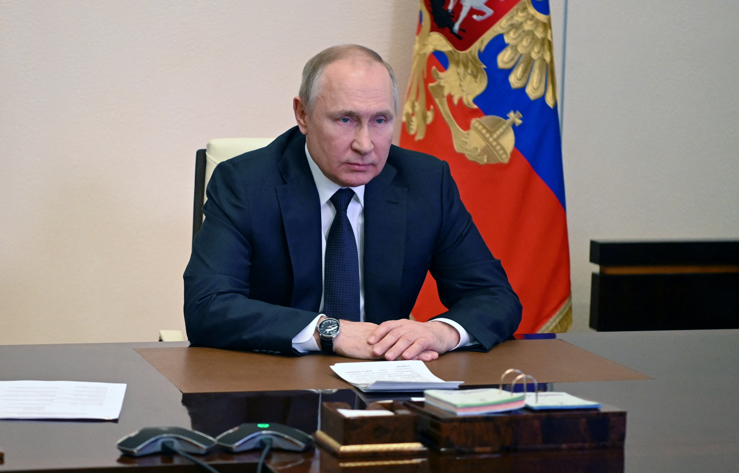 블라디미르 푸틴 러시아 대통령이 모스크바 외곽의 노보-오가료보 관저에서 비디오 링크를 통해 안보리 회원국들과 회의를 주재하고 있다.