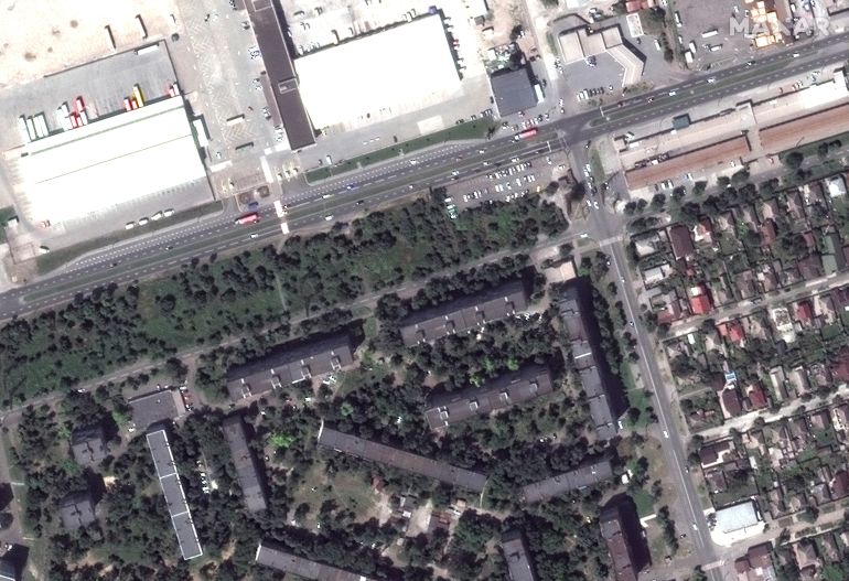 Una imagen de satélite muestra una vista cercana de los edificios de apartamentos antes de la invasión rusa de Ucrania, en la parte occidental de Mariupol, Ucrania.