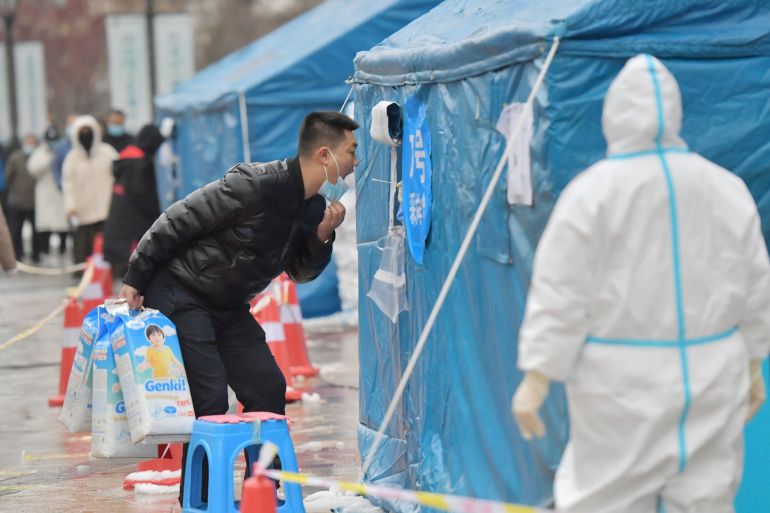 La Cina, dove il nuovo coronavirus è stato rilevato per la prima volta alla fine del 2019, ha mantenuto una rigorosa politica 