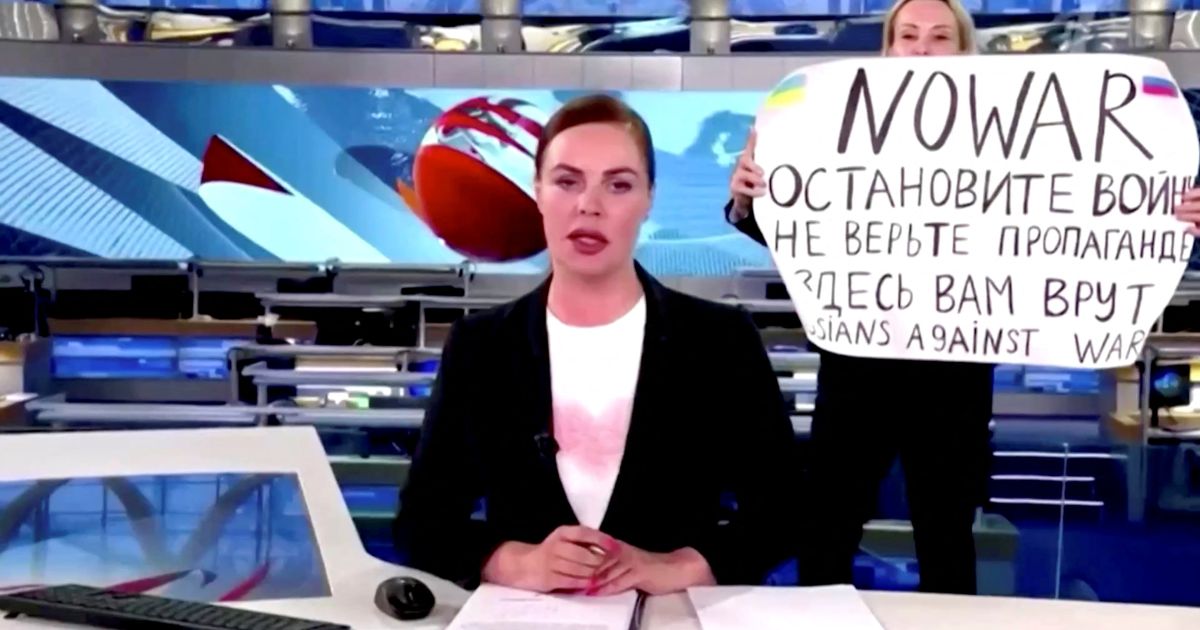 they-re-lying-to-you-protester-disrupts-russian-tv-news-show