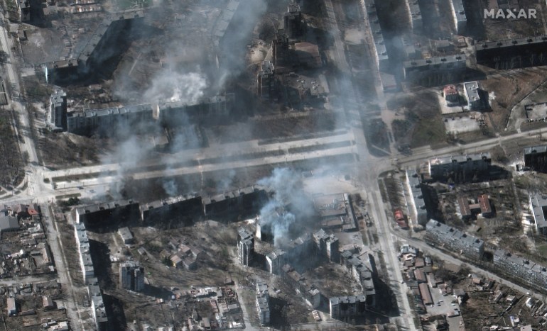 El humo se eleva desde los edificios en llamas en la ciudad sitiada de Mariupol en una imagen de satélite. 