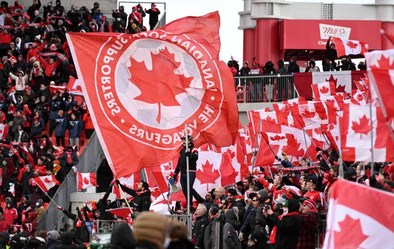Fans Kanada mengibarkan bendera di tribun penonton sebelum kickoff melawan Jamaika