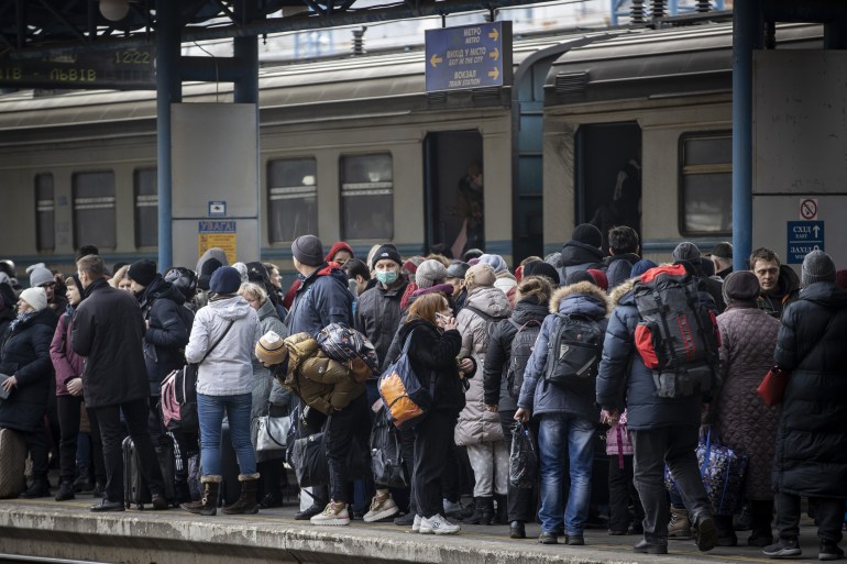 La gente acude en masa a la estación de tren para huir de Kiev en Ucrania