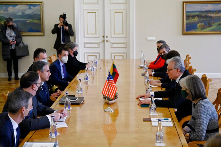 El secretario de Estado de EE. UU., Antony Blinken, tercero desde abajo a la izquierda, se reúne con el presidente lituano, Gitanas Nauseda, segundo a la derecha, en Vilnius, Lituania.
