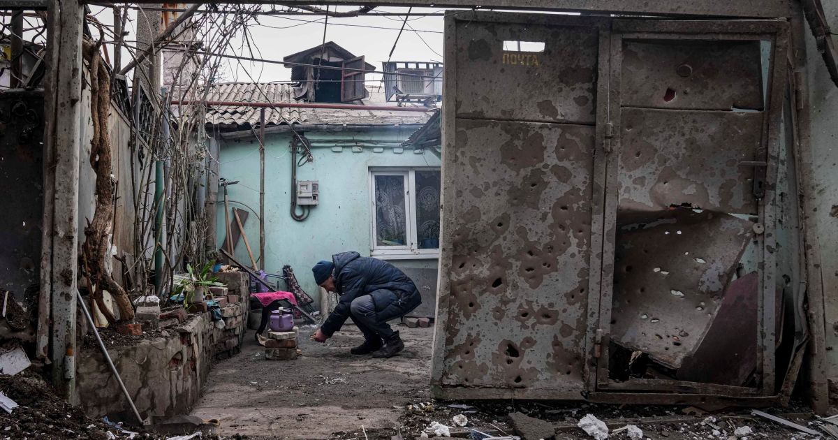 anguished-ukrainians-await-news-of-relatives-in-besieged-mariupol