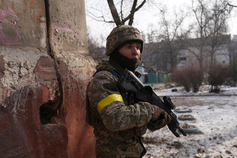 Un militar ucraniano protege su posición en Mariupol, Ucrania