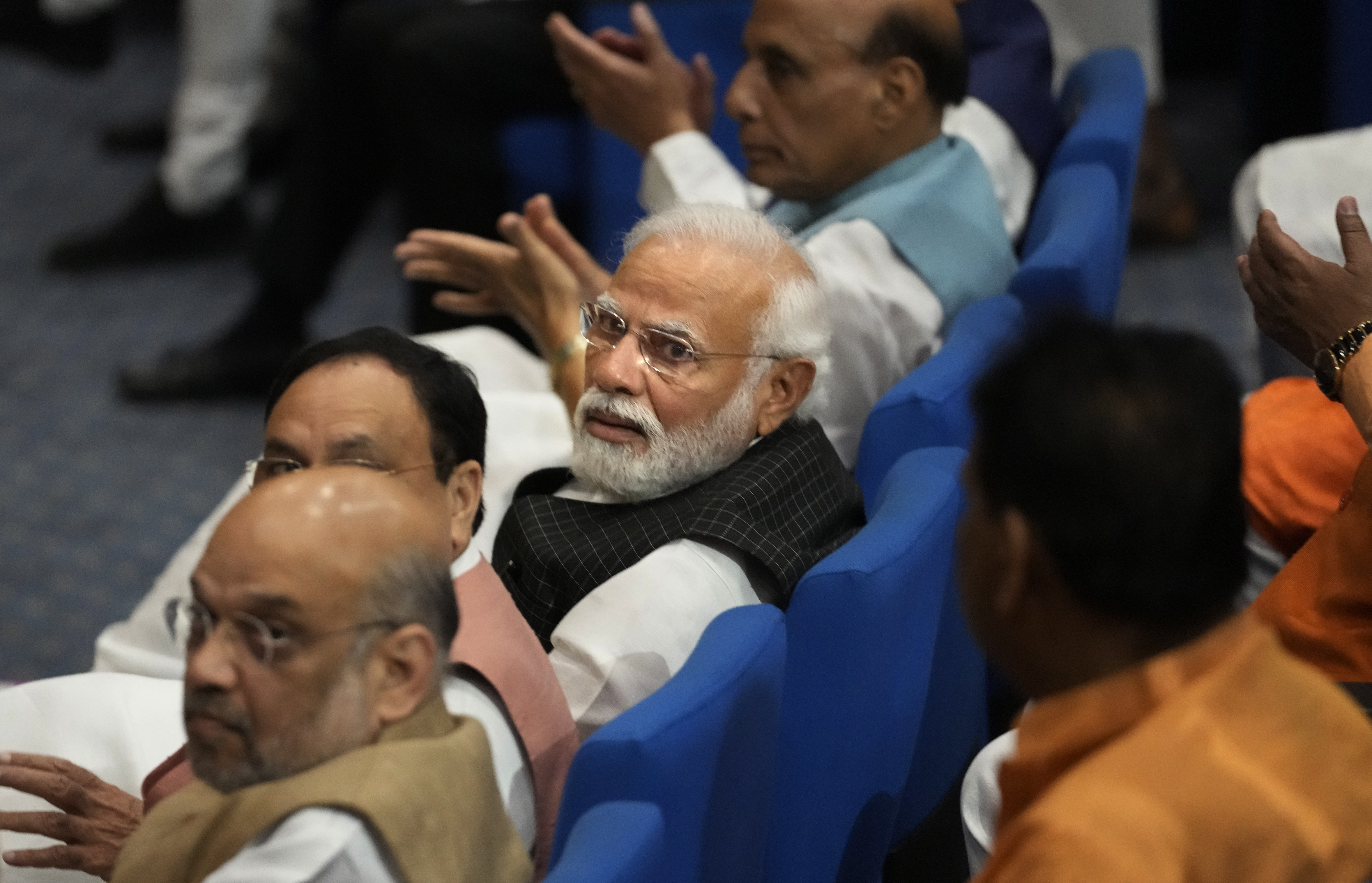 Il primo ministro indiano Narendra Modi siede con l'anziano Bhartiya Janata Party alla commissione parlamentare