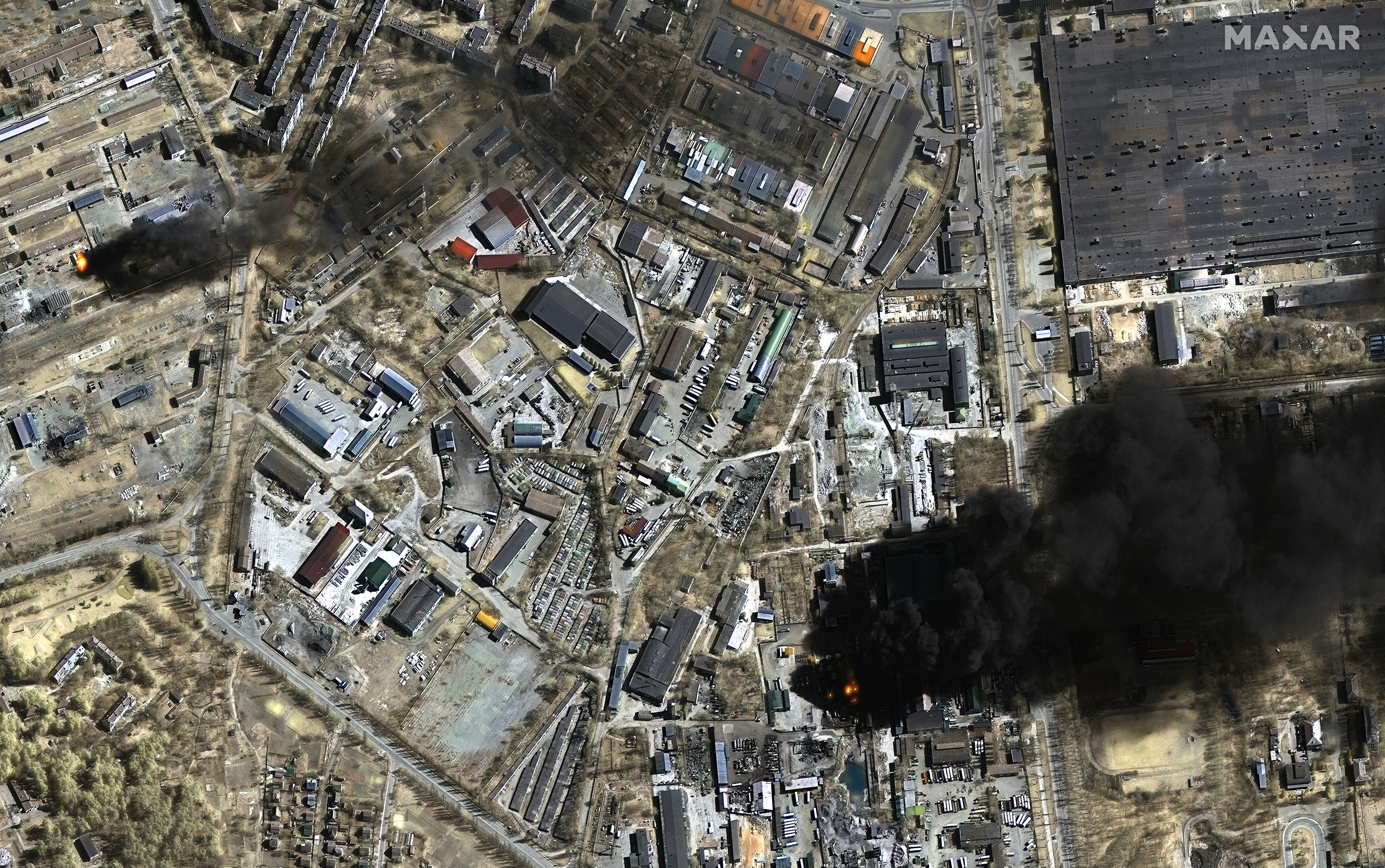 Maxar Technologies에서 제공한 이 위성 이미지는 2022년 3월 21일 월요일 러시아 침공 중 우크라이나 체르니히브의 산업 지역과 석유 저장 탱크가 불타는 모습을 보여줍니다. (Satellite image ©2022 Maxar Technologies via AP)
