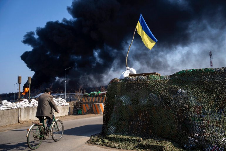 Khói đen bốc lên từ một kho chứa nhiên liệu của quân đội Ukraine ở ngoại ô Kyiv, Ukraine.